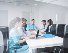 Dentiste en formation pour améliorer les techniques endodontiques